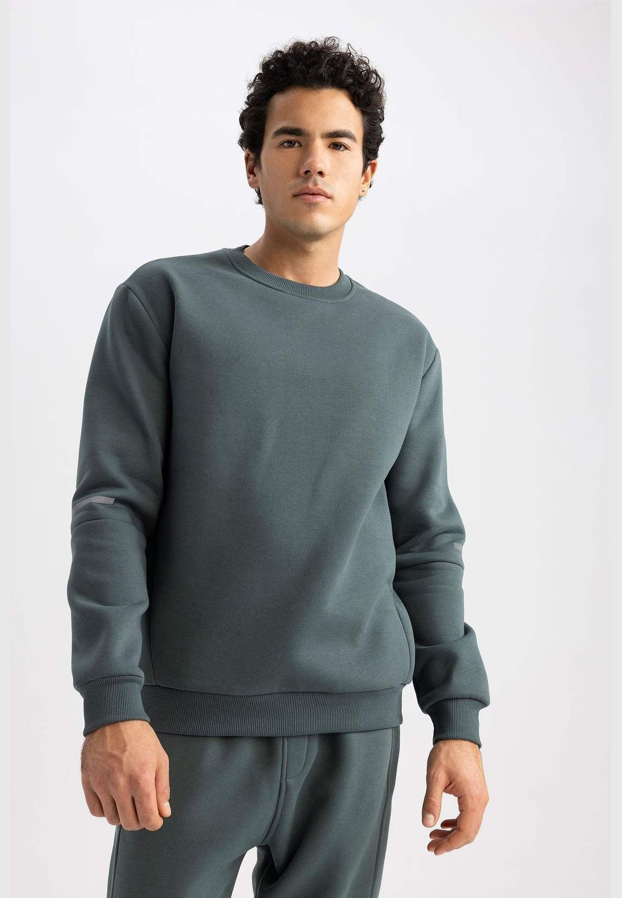 Man Crew Neck Long Sleeve Knitted Sweat Shirt