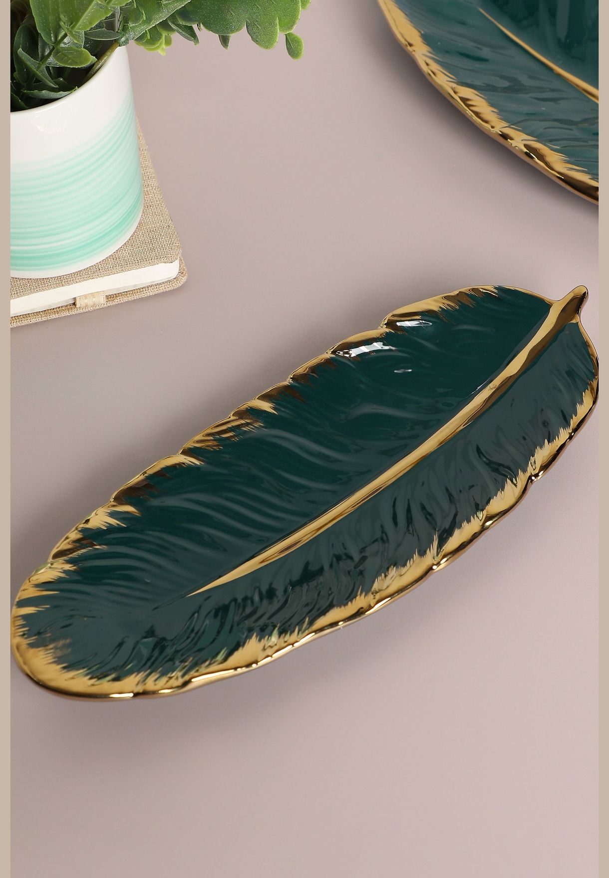 Leaf Shaped Modern Ceramic Showpiece For Home Decor