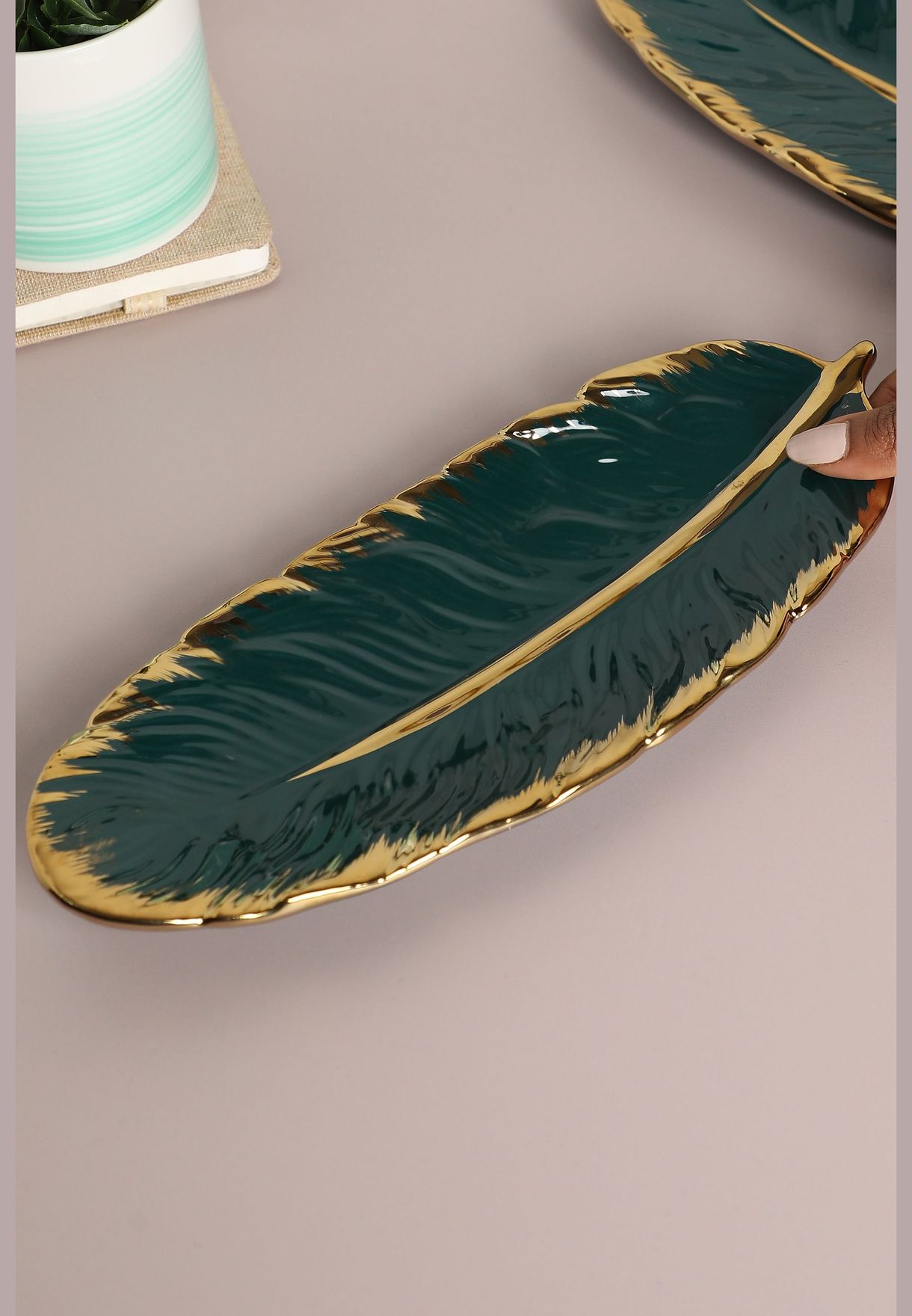 Leaf Shaped Modern Ceramic Showpiece For Home Decor