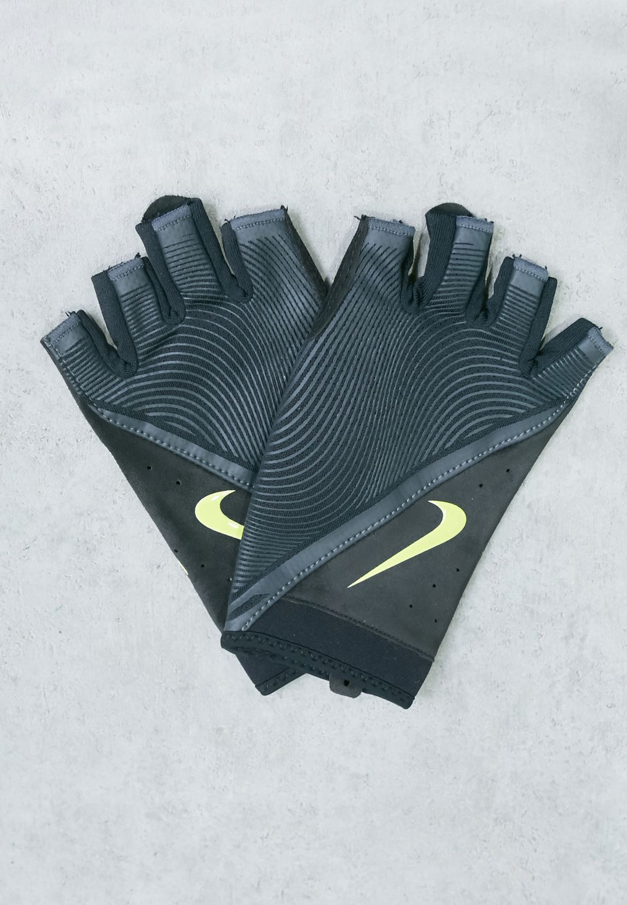 Nike black Havoc Training Gloves Men in Muscat, Salalah