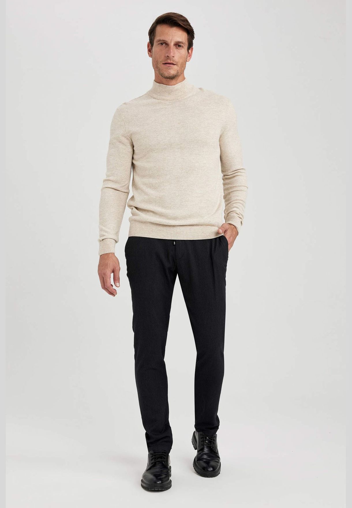 Man Jogger Fit Woven Trousers