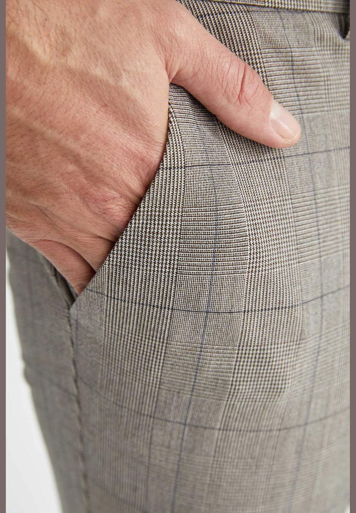 Man Jogger Fit Woven Trousers