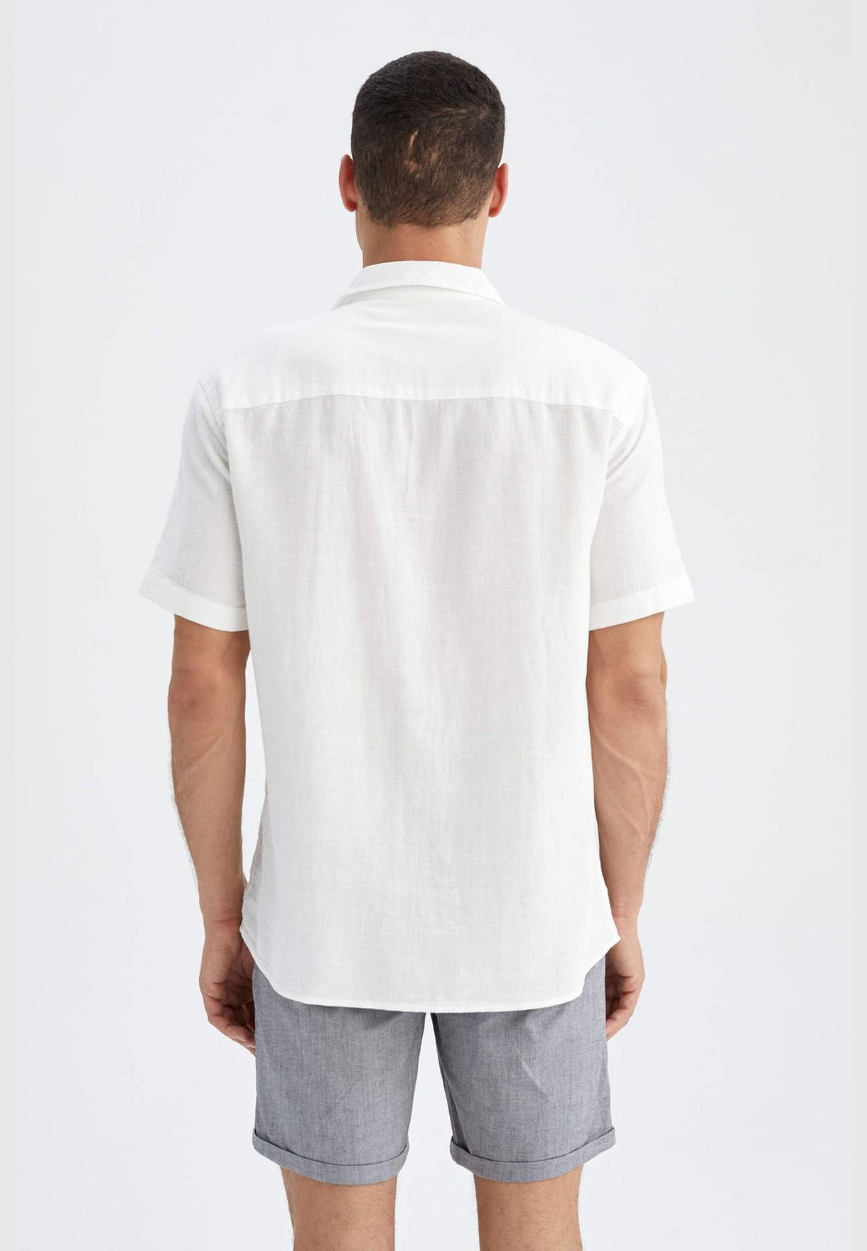 قميص منسوج بأكمام قصيرة وفتحة رقبة واسعة بقصة عادية للرجال