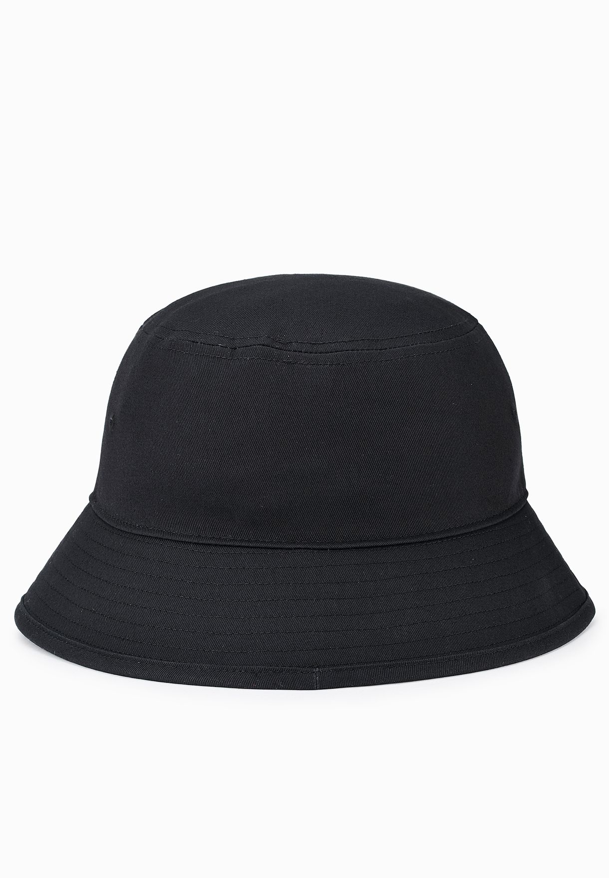 قبعة بشعار الماركة