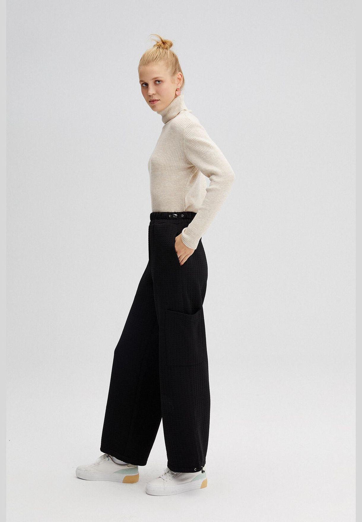 TROUSERS WITH ELASTIC CUFF