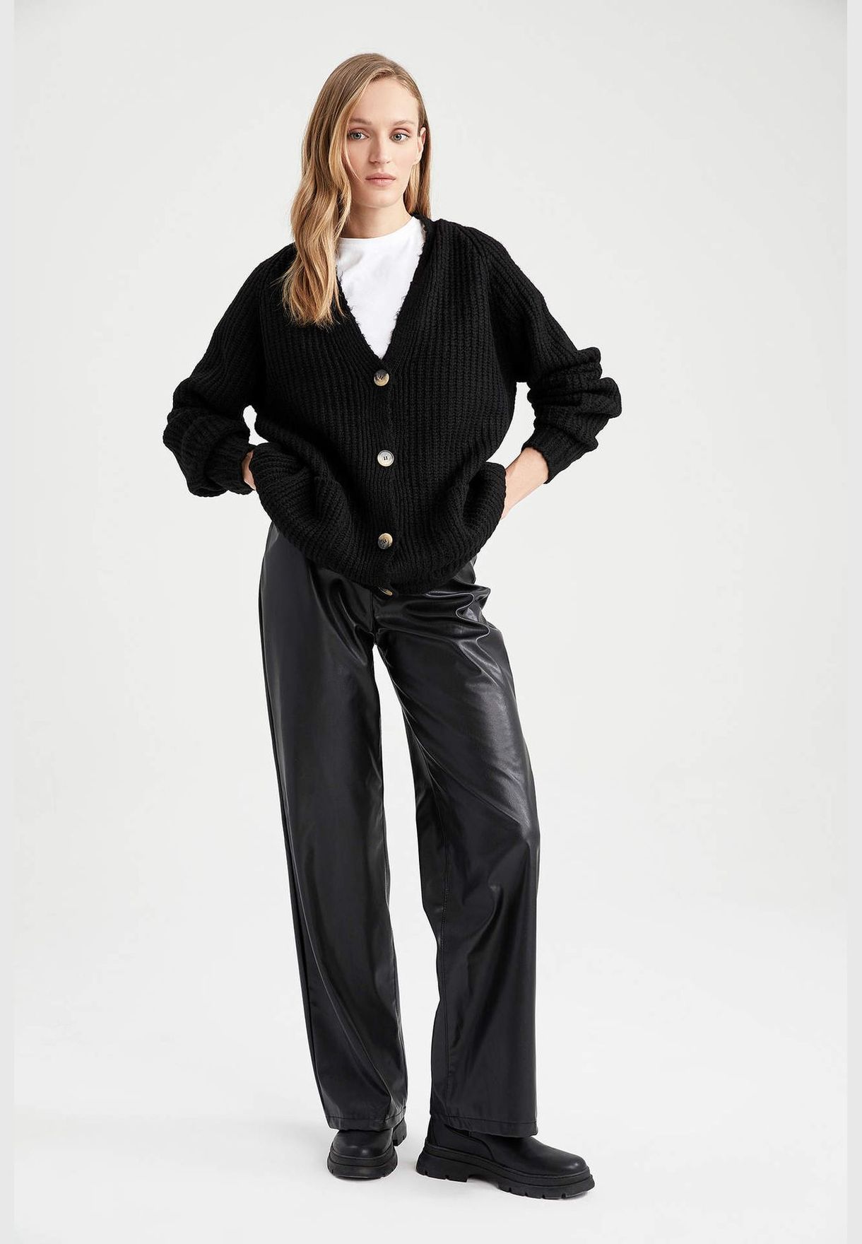 Woman Oversize Fit V-Neck Long Sleeve Tricot Cardigan