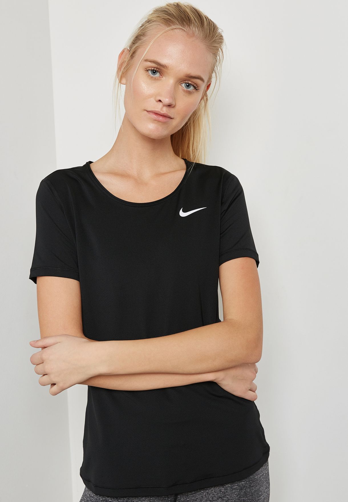 Buy Nike black Pro Mesh T-Shirt for Women in MENA, Worldwide | 889540-010