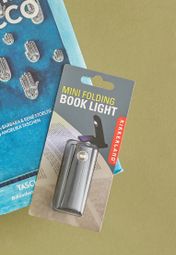 kikkerland mini folding book light