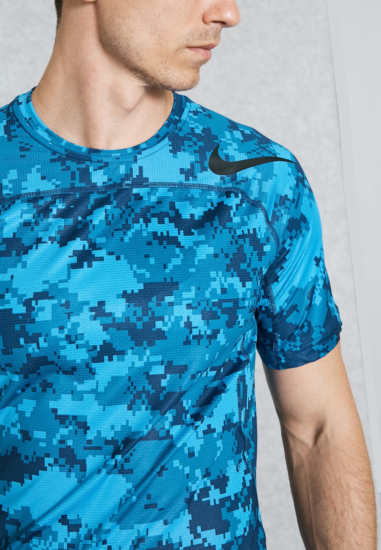halcón Extremadamente importante código postal Buy Nike prints Pro Hypercool Fitted T-Shirt for Men in Riyadh, Jeddah