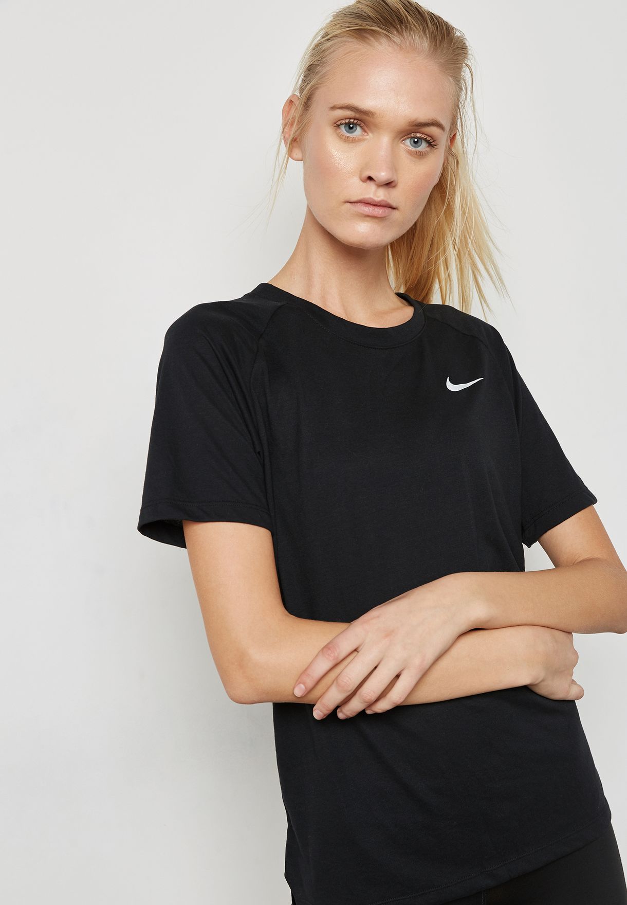 buy-nike-black-breathe-tailwind-t-shirt-for-women-in-mena-worldwide