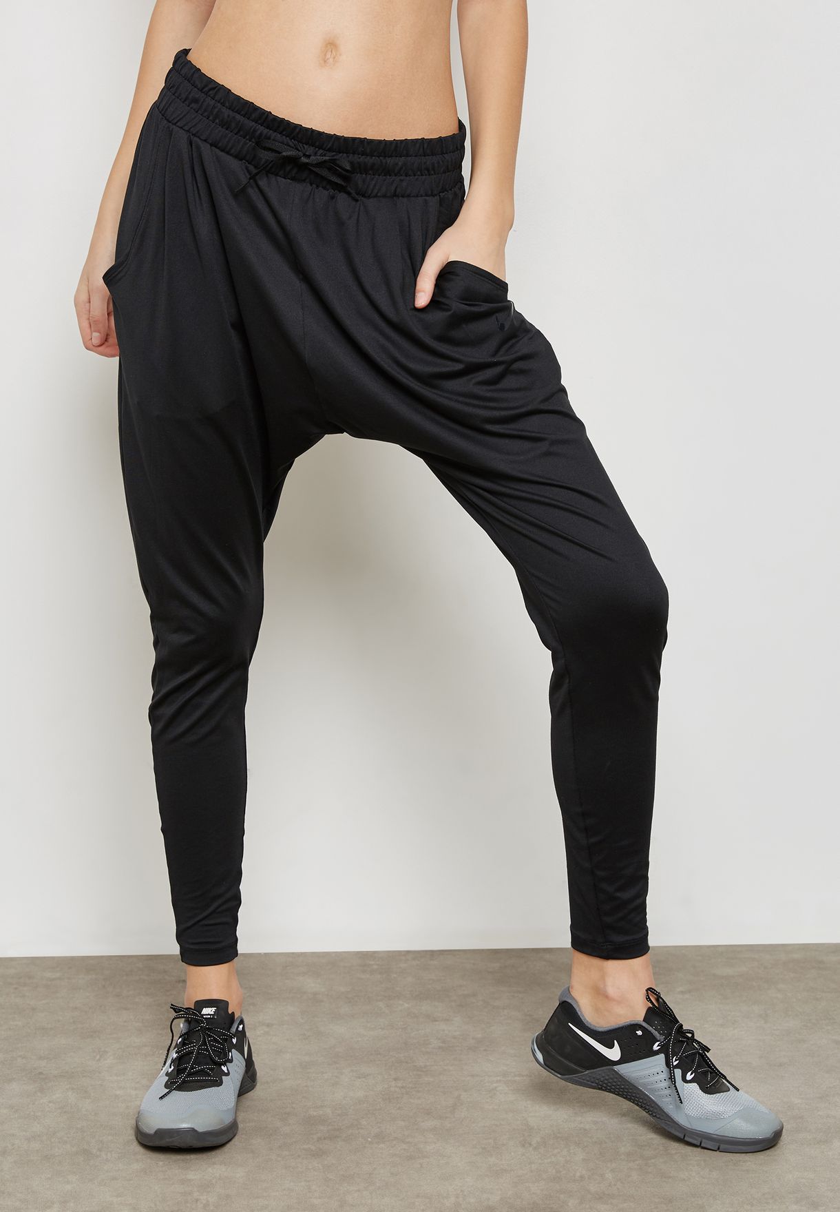 Buy Nike black Flow Lux Sweatpants for Women in MENA, Worldwide | 933668-010