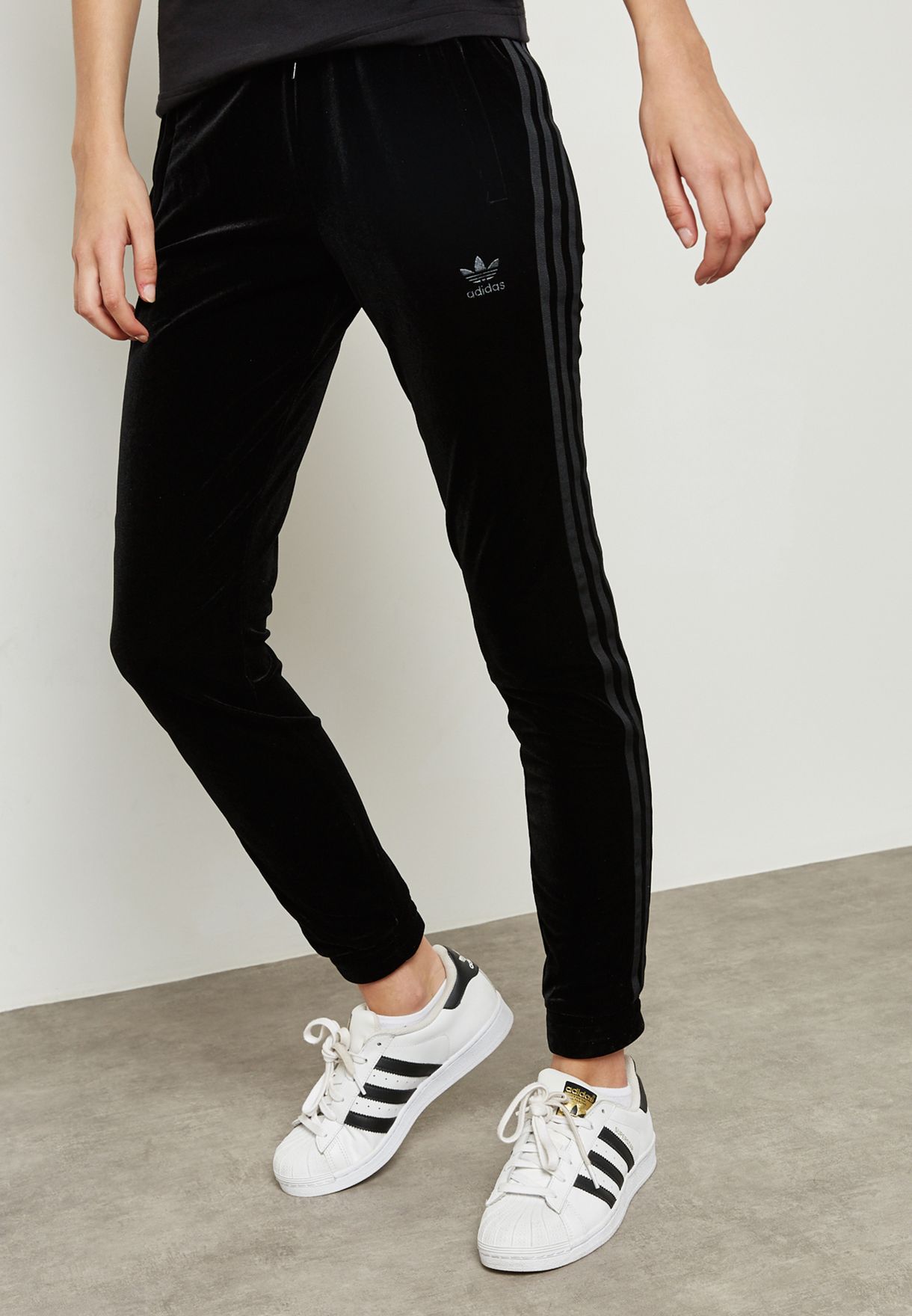 what to wear with black adidas sweatpants