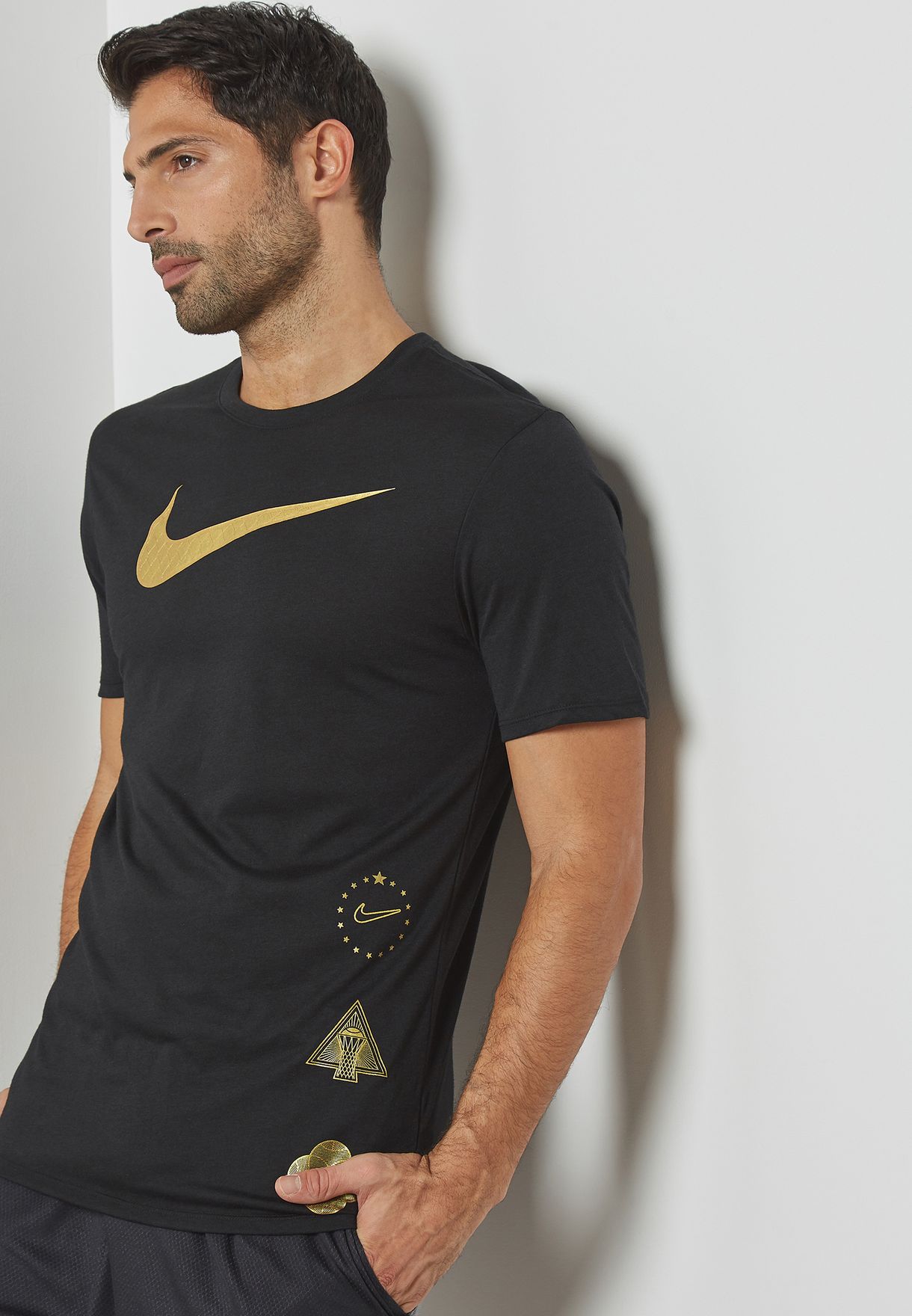 de repuesto Todavía Del Sur Buy Nike black Dri-FIT Golden Swoosh T-Shirt for Men in Dubai, Abu Dhabi