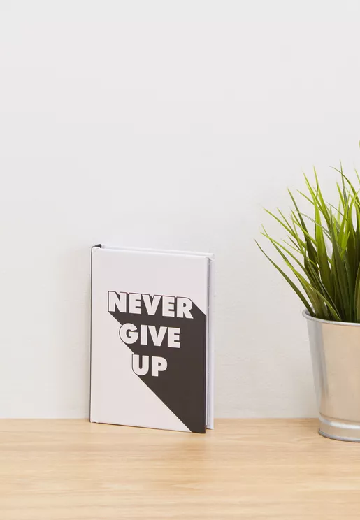 كتاب "Never Give Up" (لا تيأس)