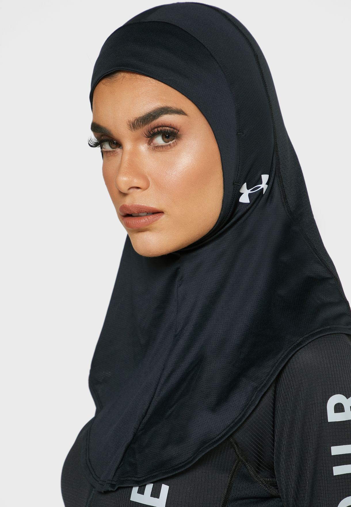 حجاب رياضي بشعار الماركة