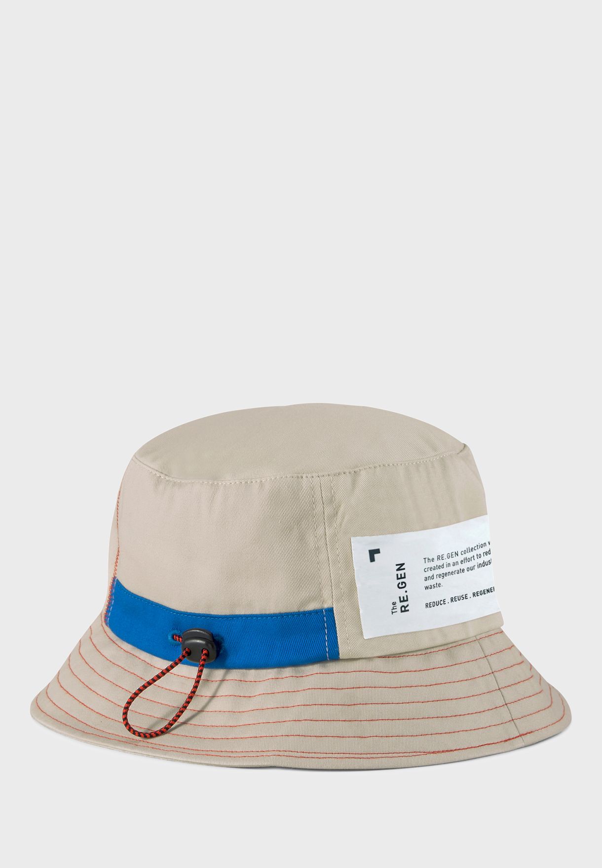 قبعة مزينة بشعار الماركة