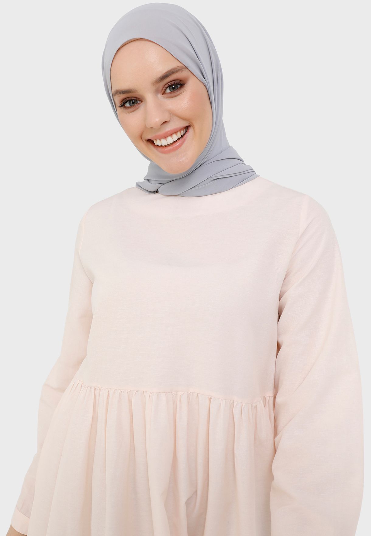 فستان بكسرات وتفاصيل ملونة