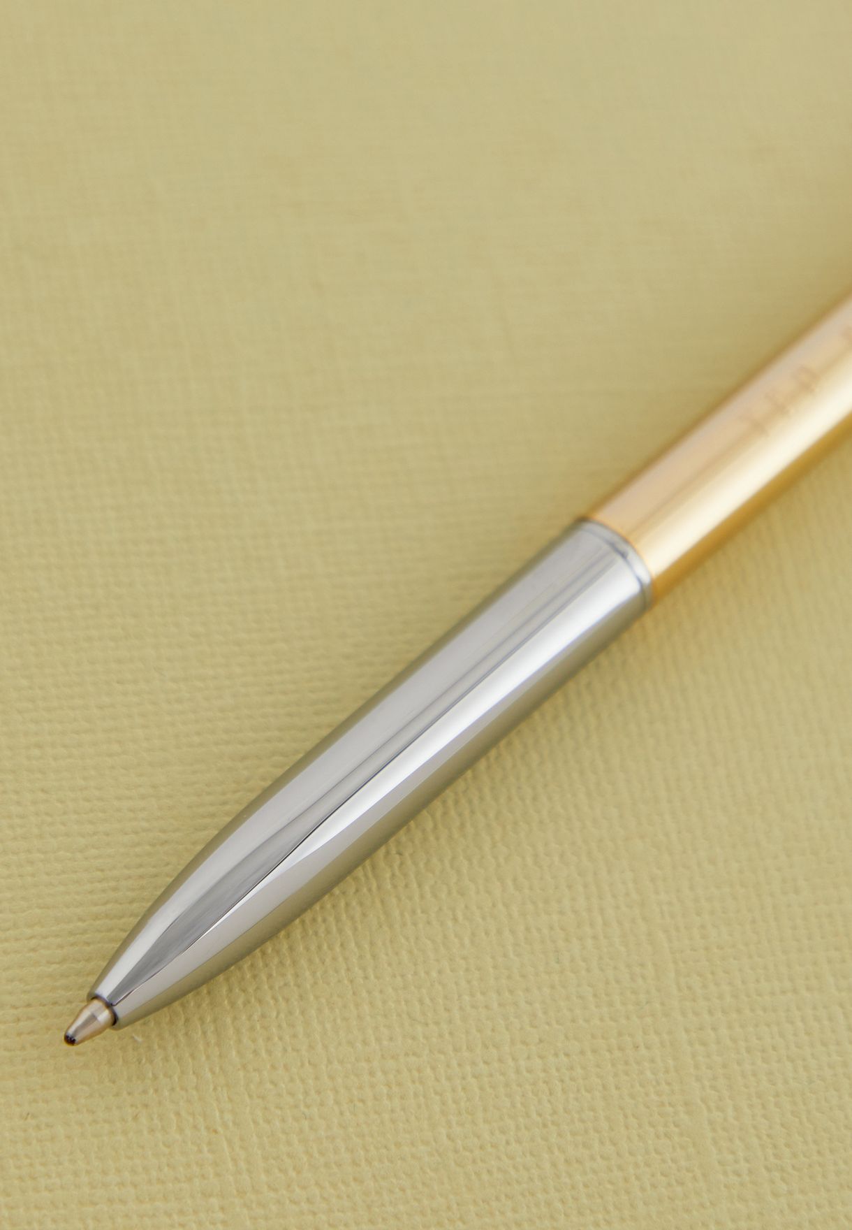 قلم مزين بفيونكة