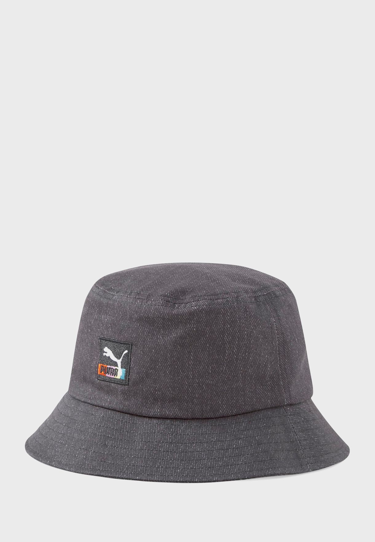 قبعة بشعار الماركة