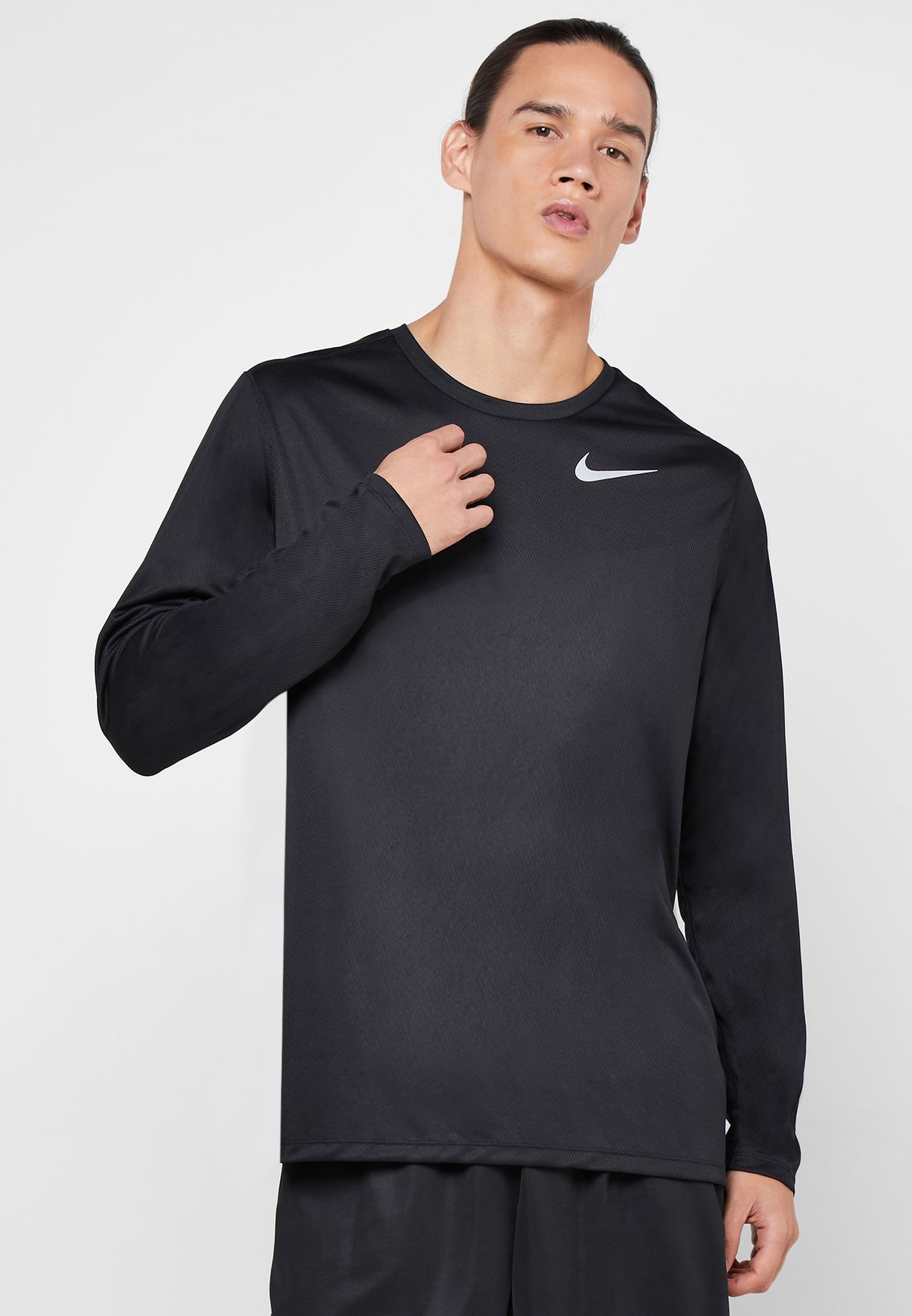 Buy Nike black Breathe Run T-Shirt for Men in MENA, Worldwide