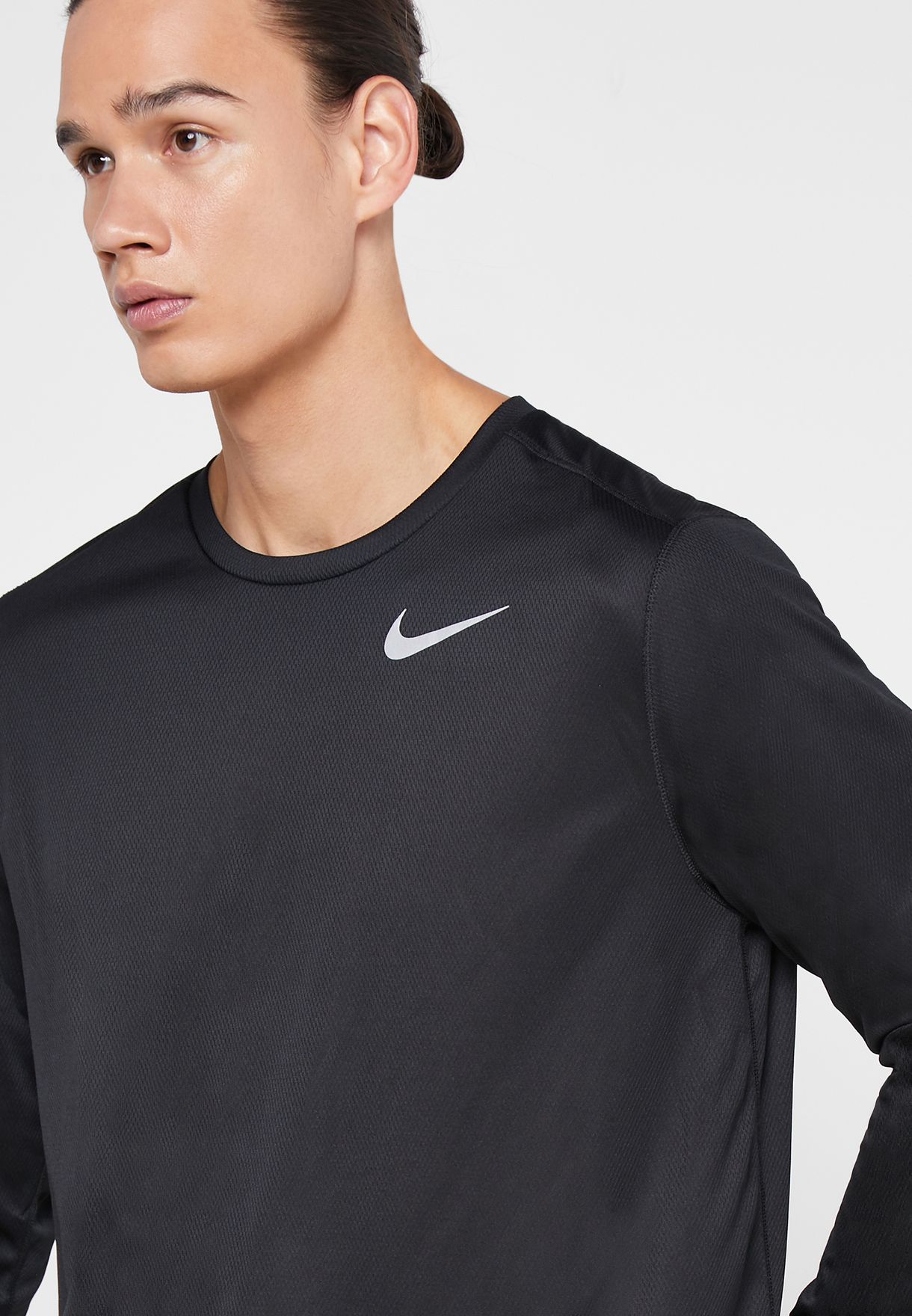 Buy Nike black Breathe Run T-Shirt for Men in MENA, Worldwide