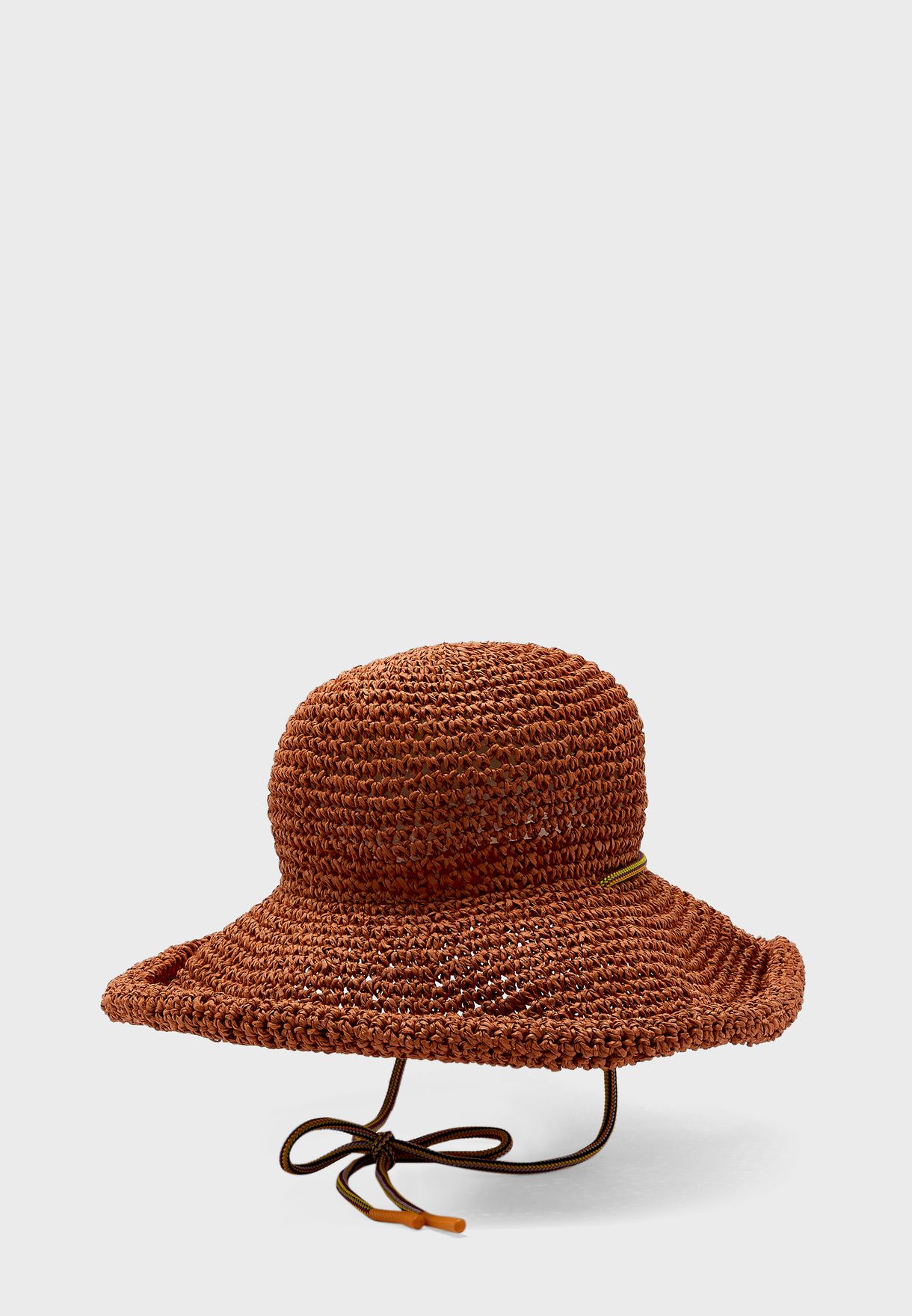 قبعة بحافة منحنية