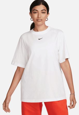 Nike Graphic Boyfriend T-Shirt in White