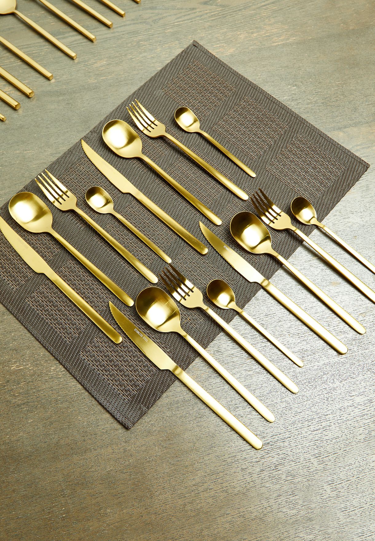 طقم أدوات مائدة ذهبية غير لامعة (16 قطعة)