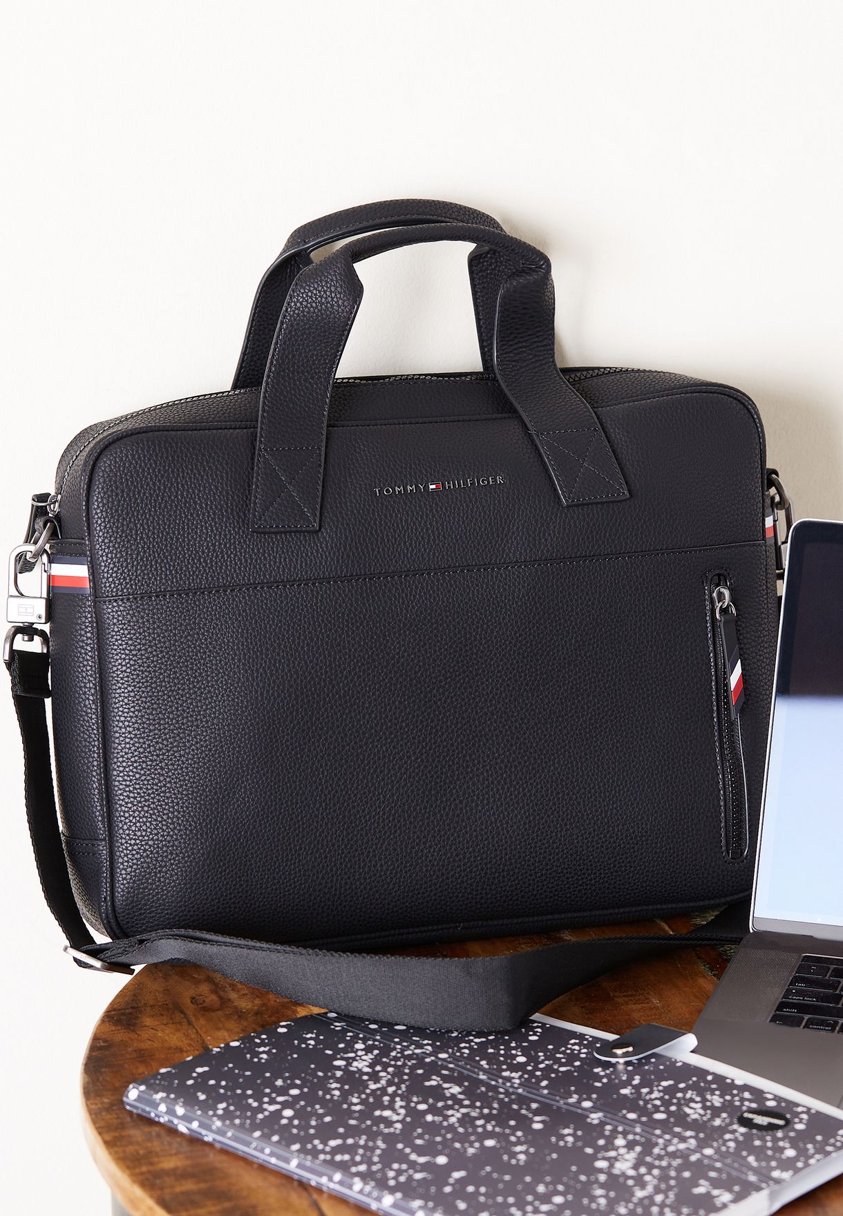tommy hilfiger essential laptop bag