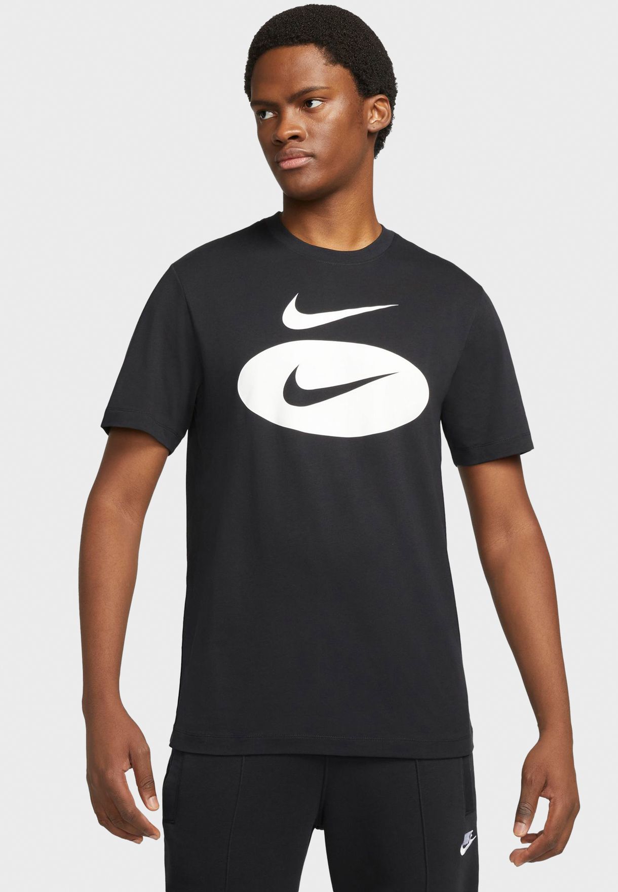 Buy Nike black Nsw Swoosh Oval T-Shirt for Kids in Riyadh, Jeddah