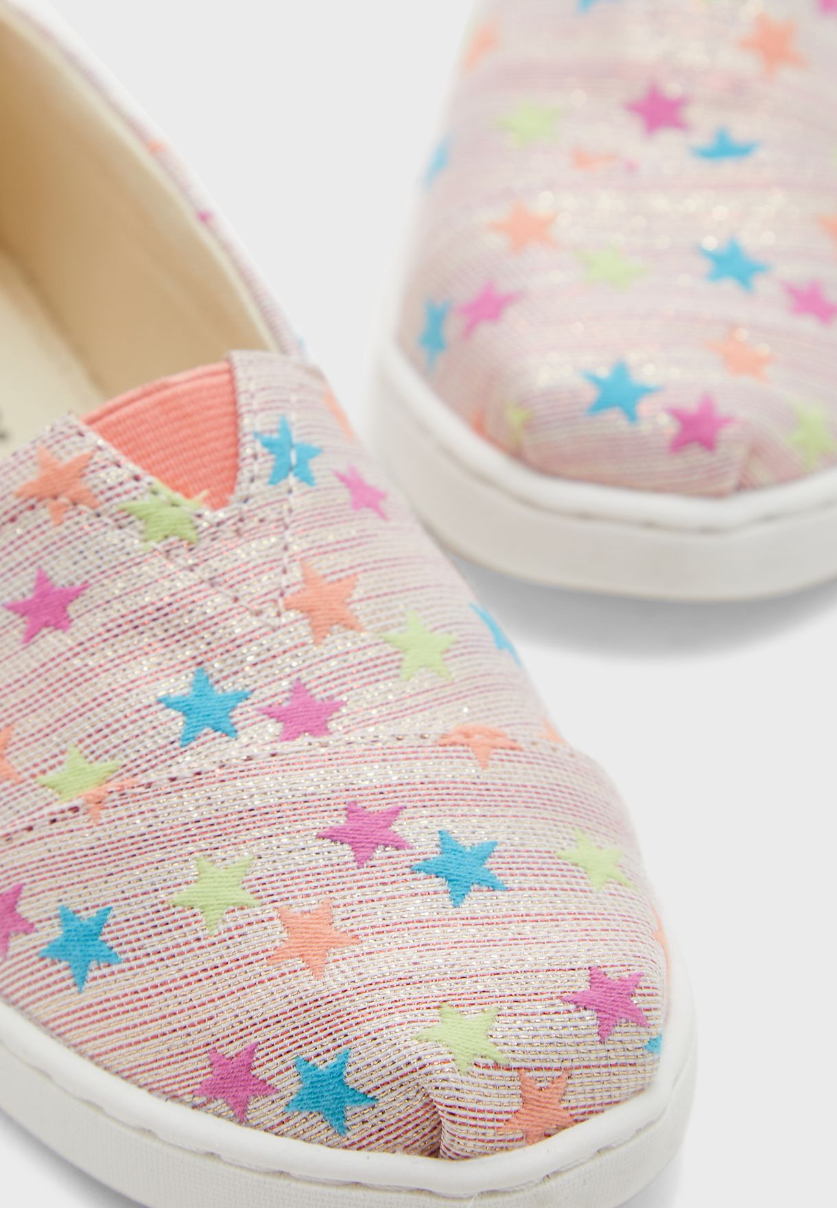 حذاء مزين بتطريز نجوم