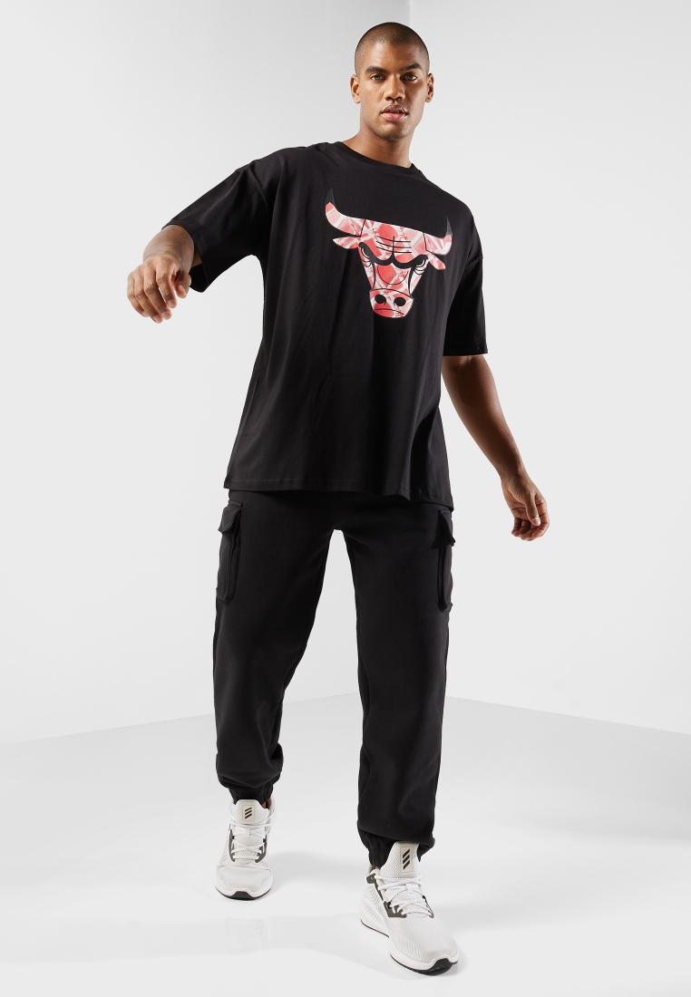 Buy Chicago Bulls NBA Infill Logo Black Oversized T-Shirt From
