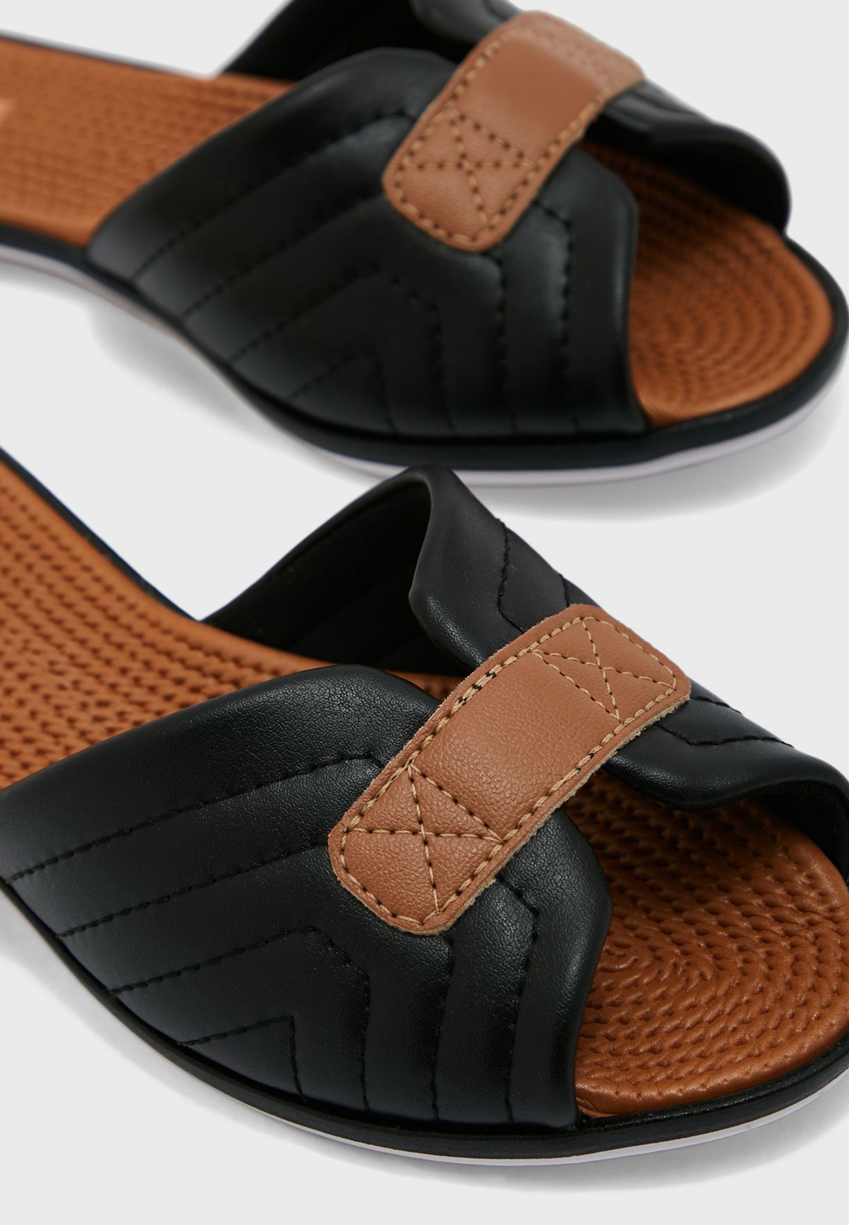Jakayla Flat Sandals