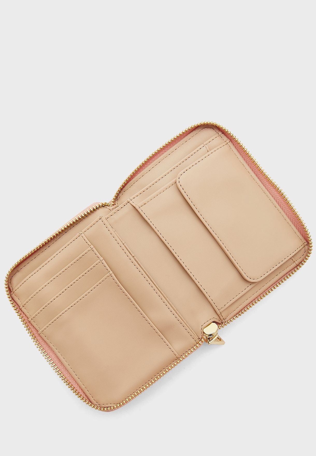 محفظة مزينة بشعار الماركة