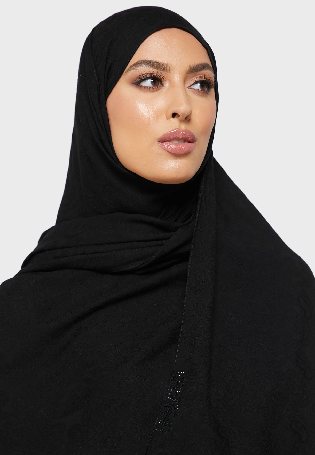 حجاب قطن جاكوار مزين بشعار الماركة