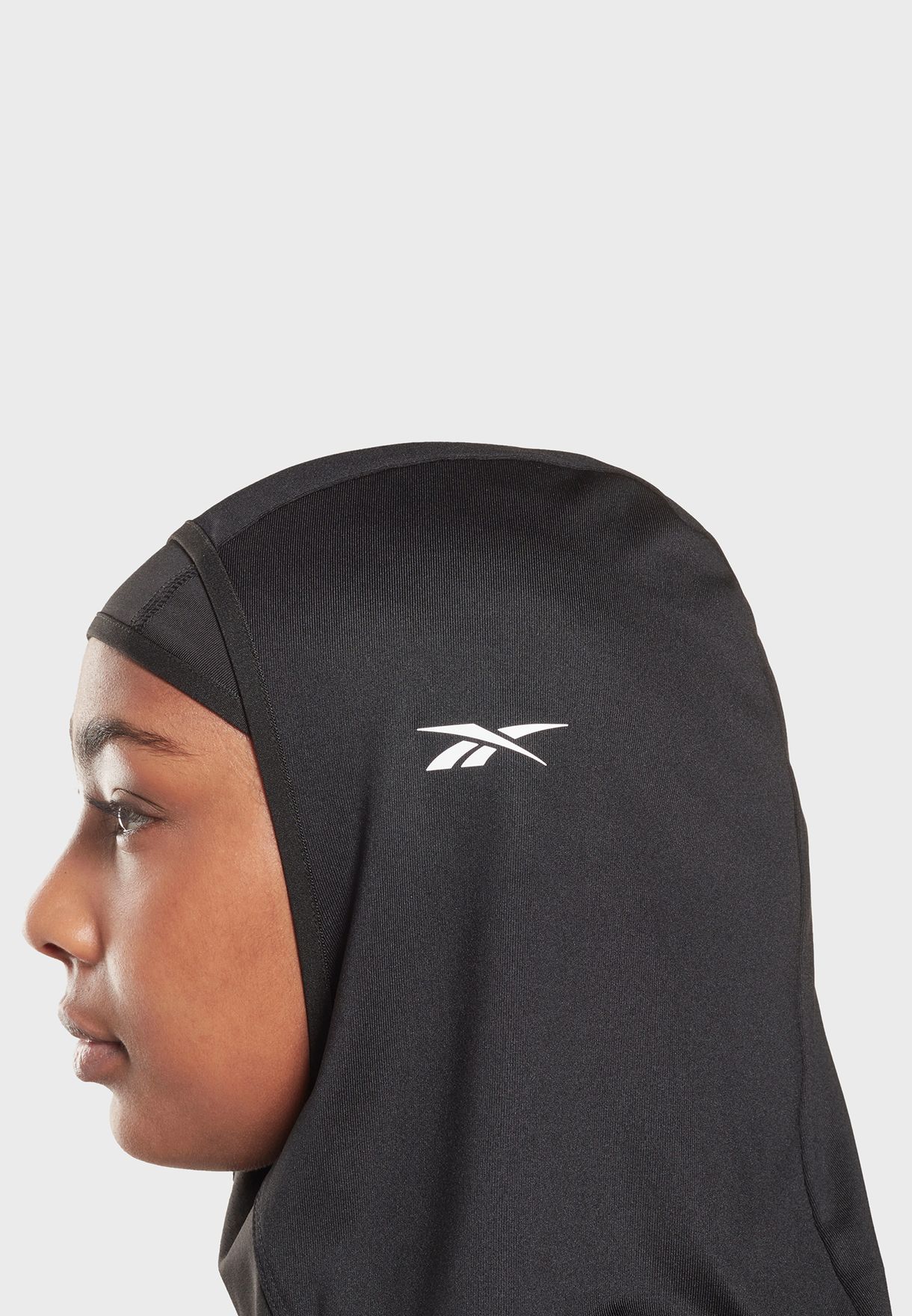 حجاب مزين بشعار الماركة