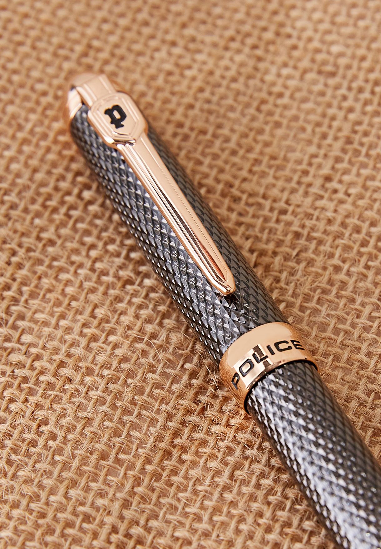 قلم حبر جاف مزين بشعار الماركة