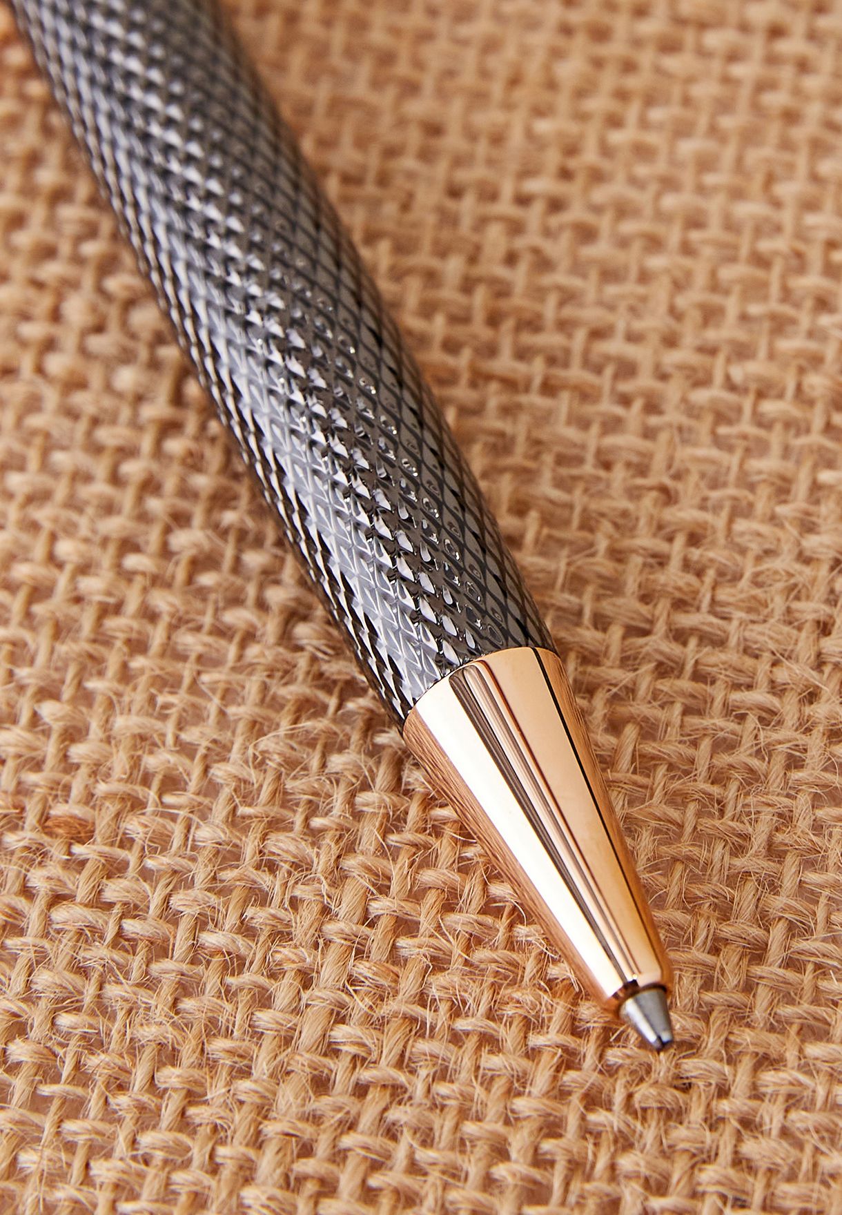 قلم حبر جاف مزين بشعار الماركة