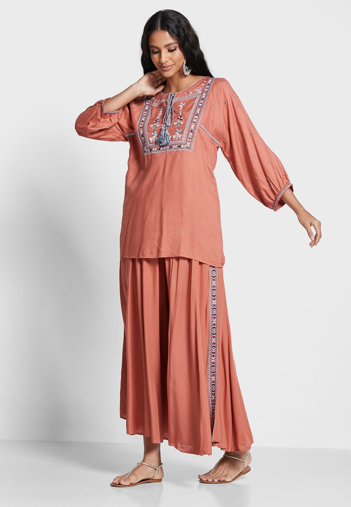 طقم ( بلوزة و بنطال)