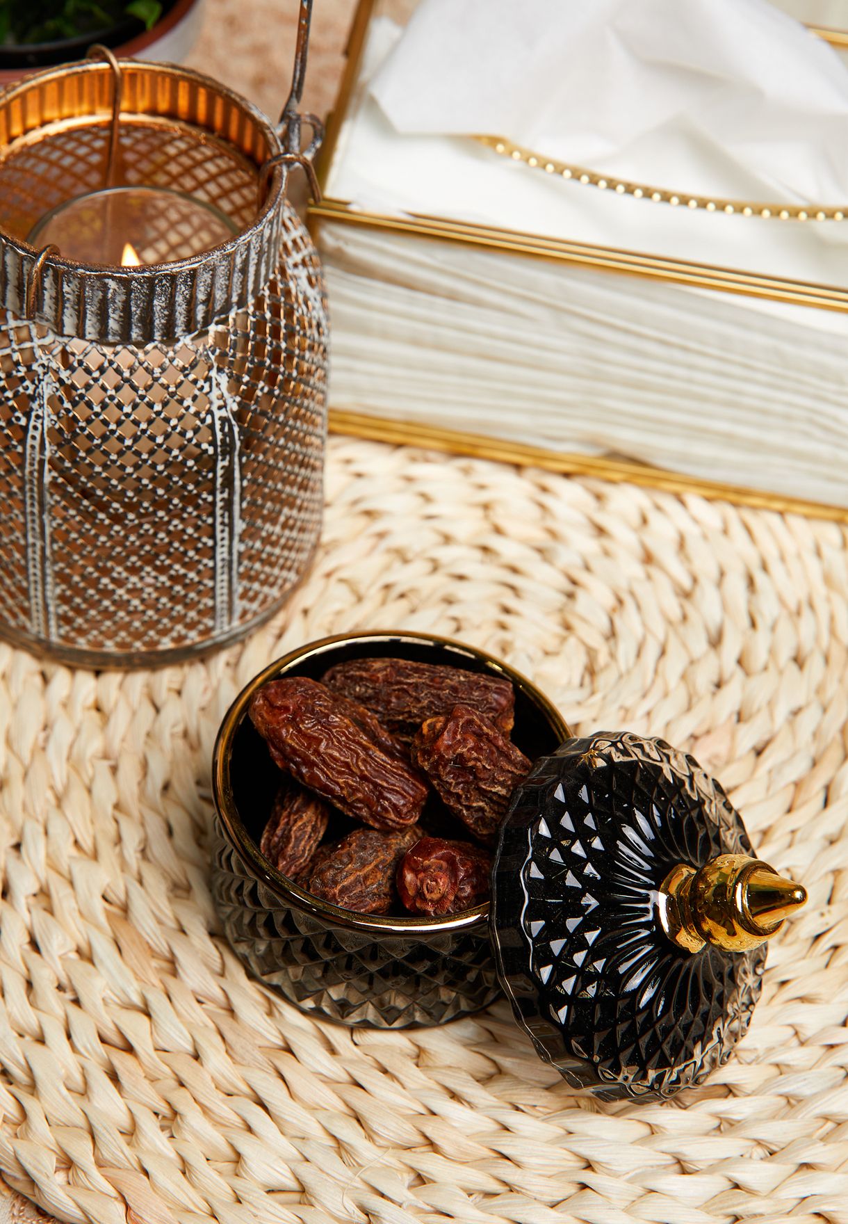 عبوة تخزين مع غطاء