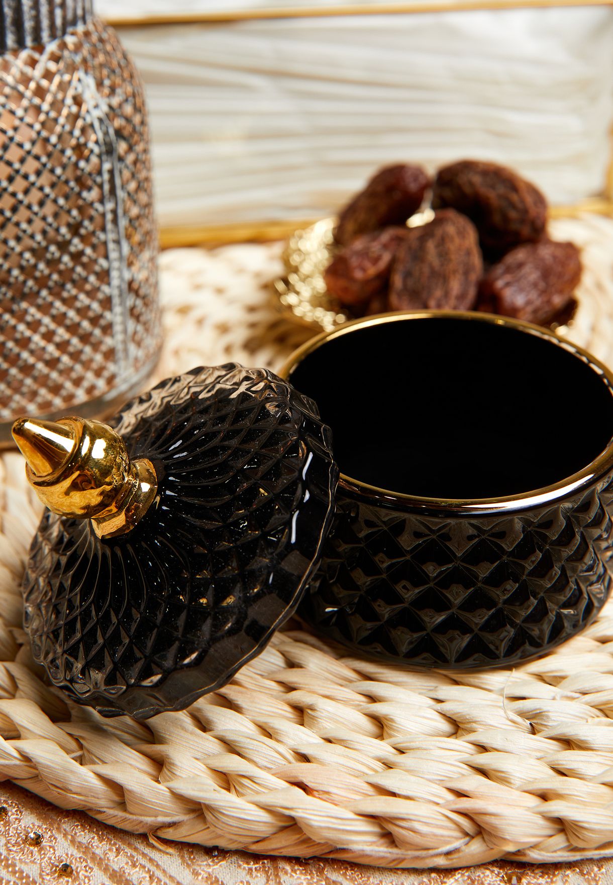 عبوة تخزين مع غطاء