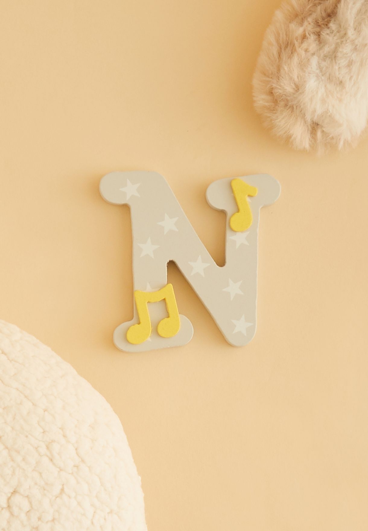 حرف "N" خشبي