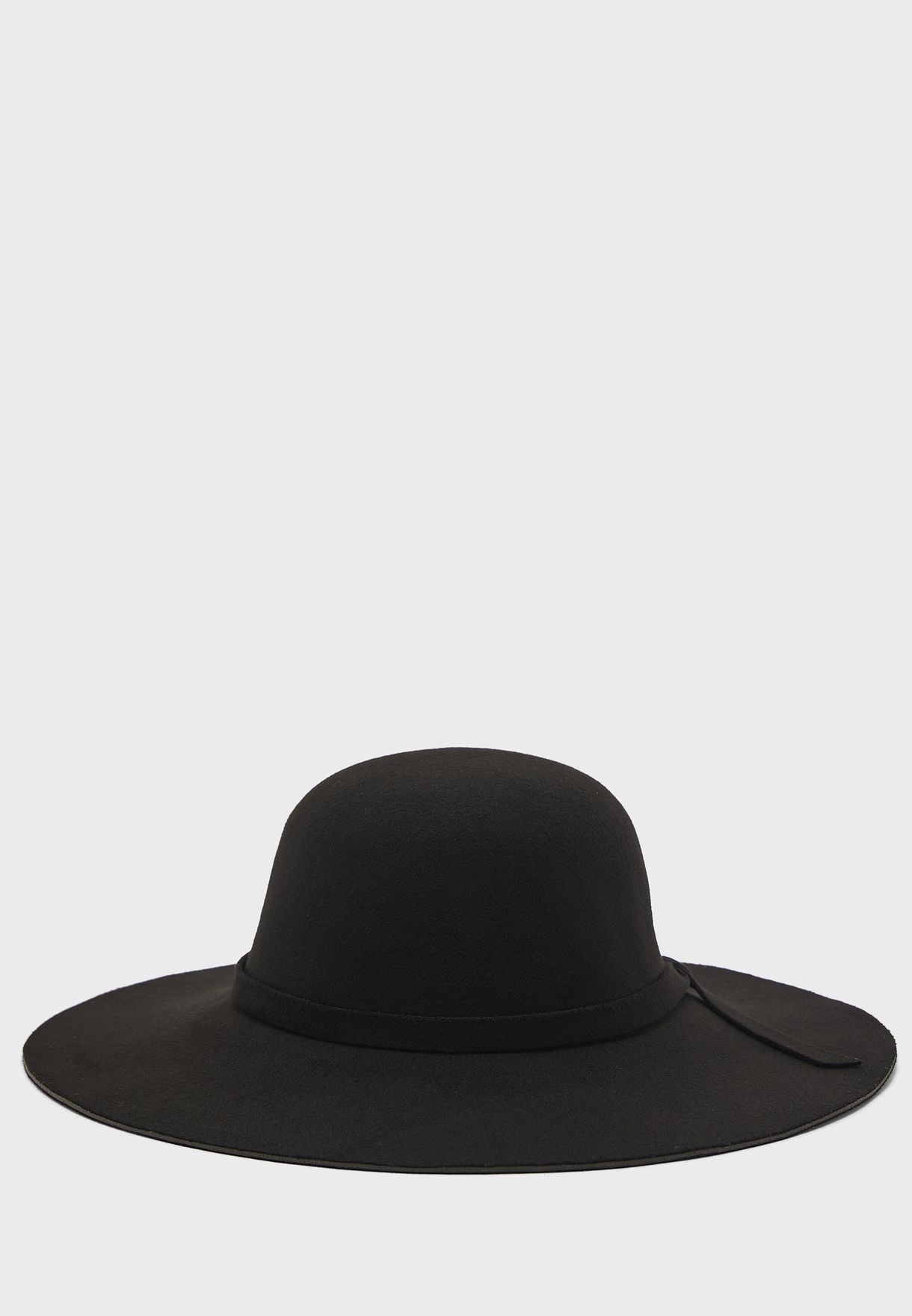 قبعة مزينة بفيونكة