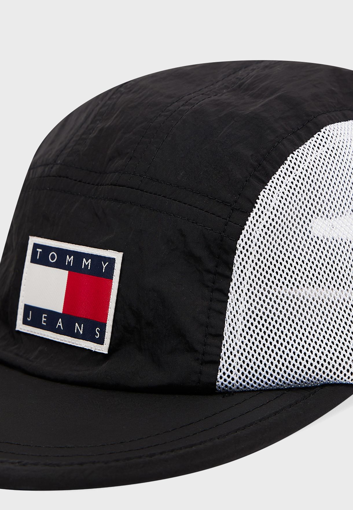 قبعة شبكية مزينة بشعار الماركة
