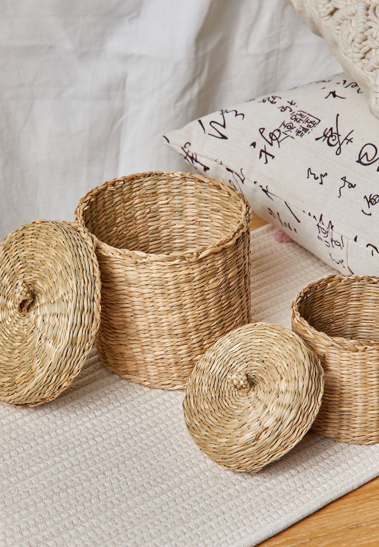 Set Of 2 Seagrass Baskets With Lid
