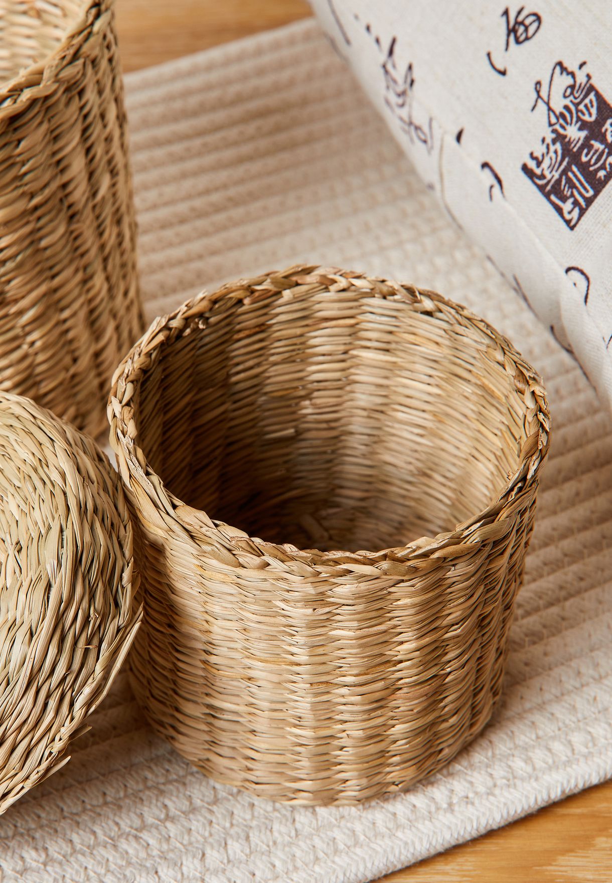 Set Of 2 Seagrass Baskets With Lid