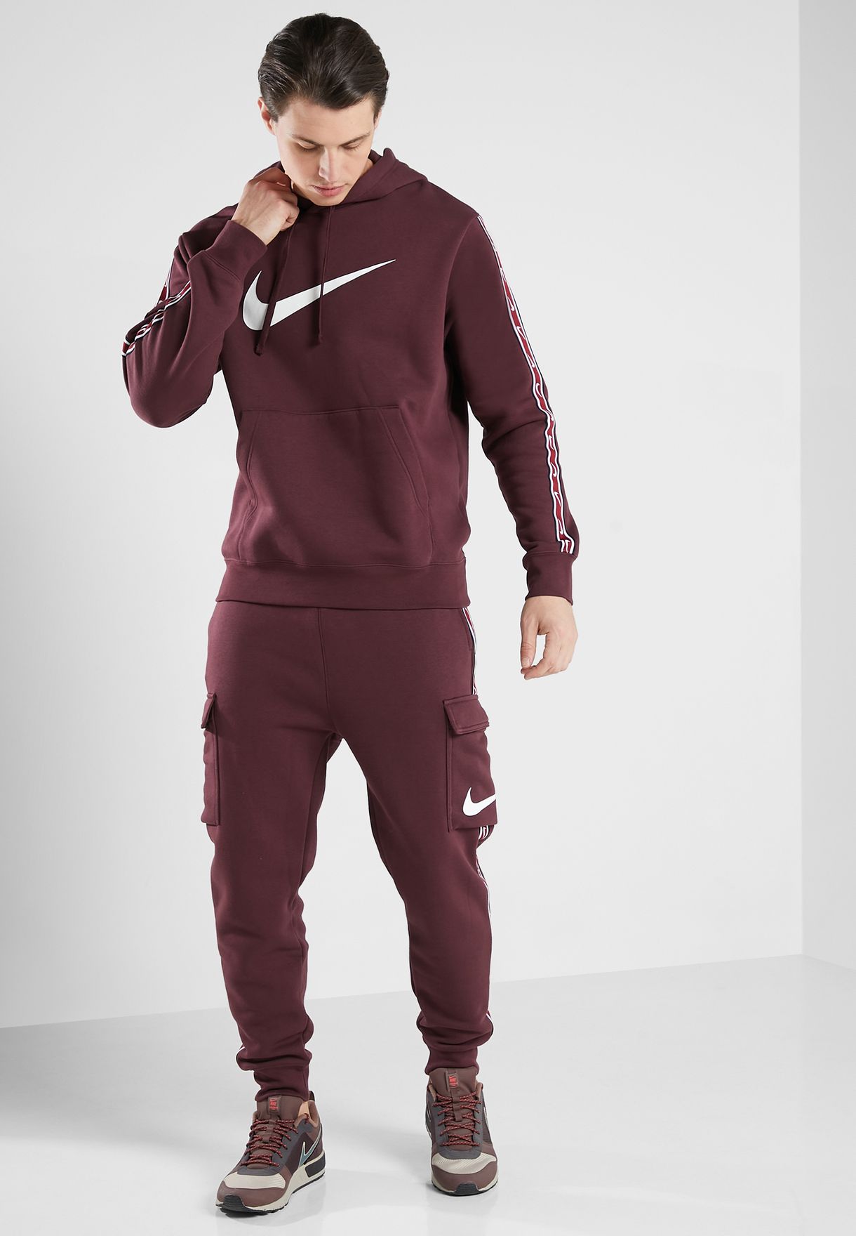 Buy Nike burgundy Nsw Repeat Swoosh Fleece Cargo for Men in MENA, Worldwide