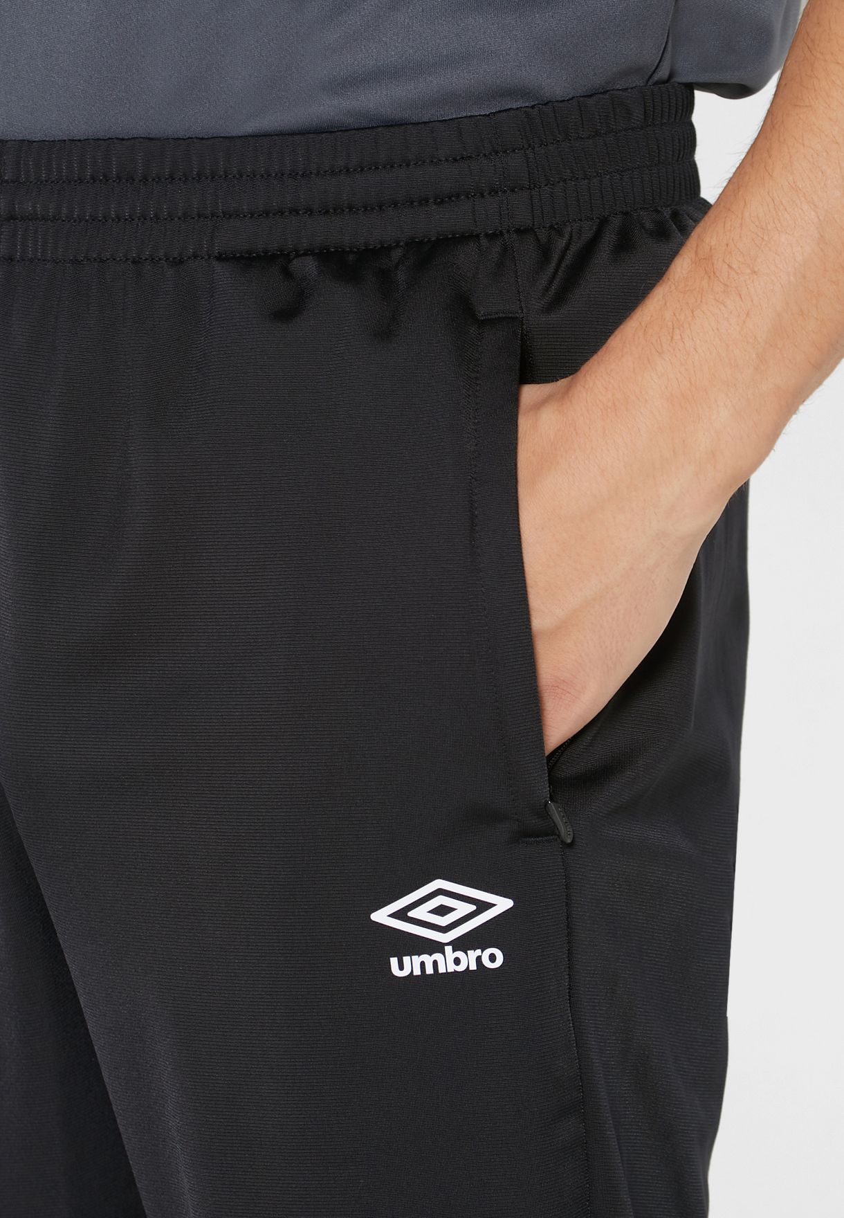 Buy Umbro black Essential Knitted Sweatpants for Men in MENA, Worldwide