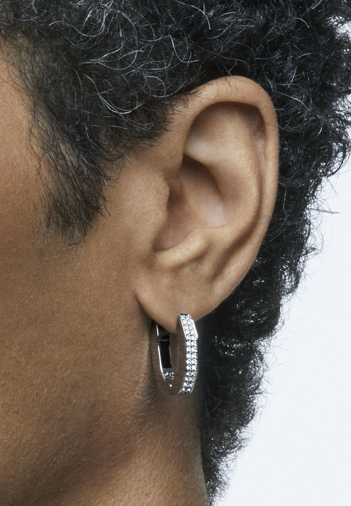 اقراط حلقية مزينة بكريستال لامع