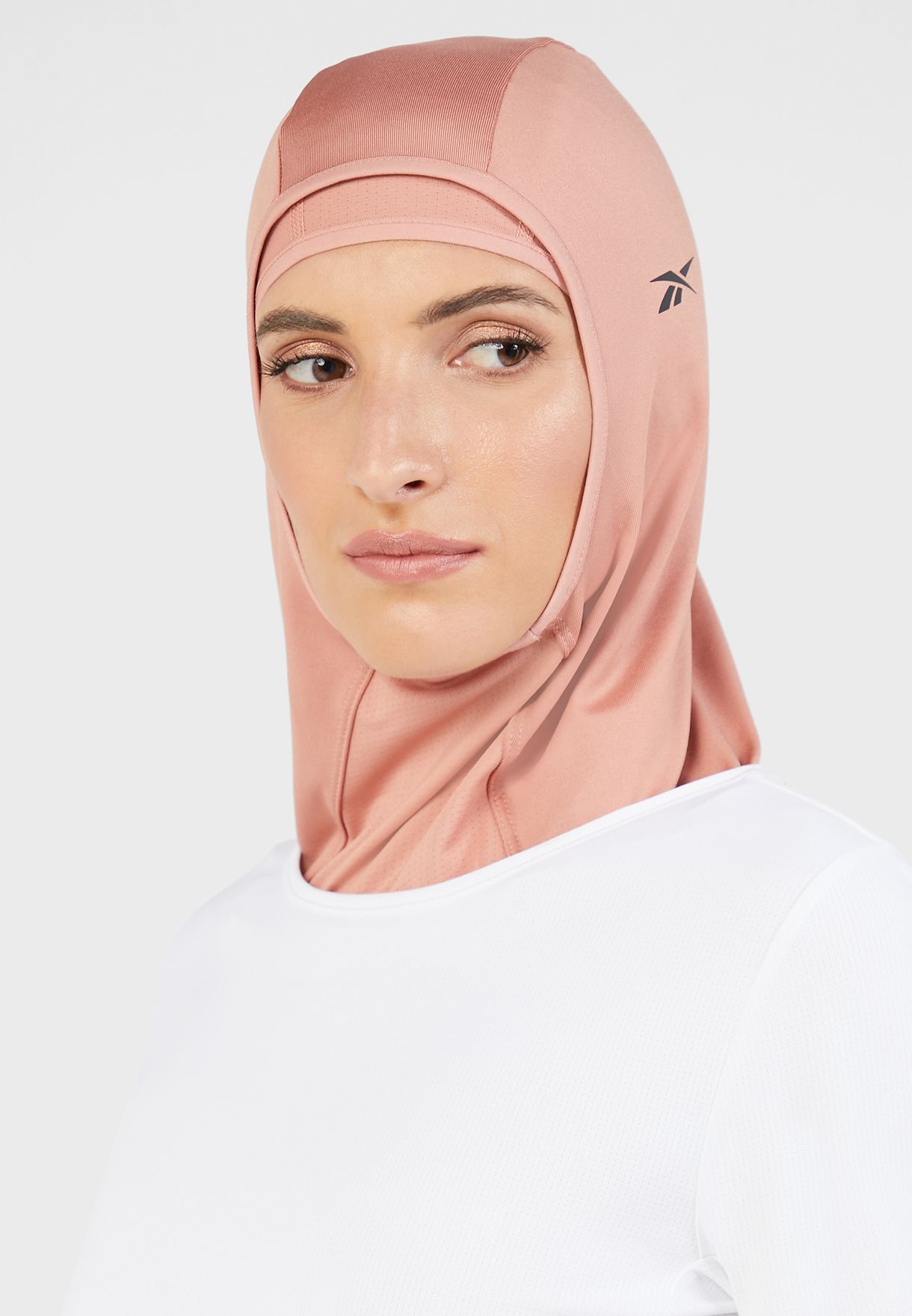 حجاب بشعار الماركة